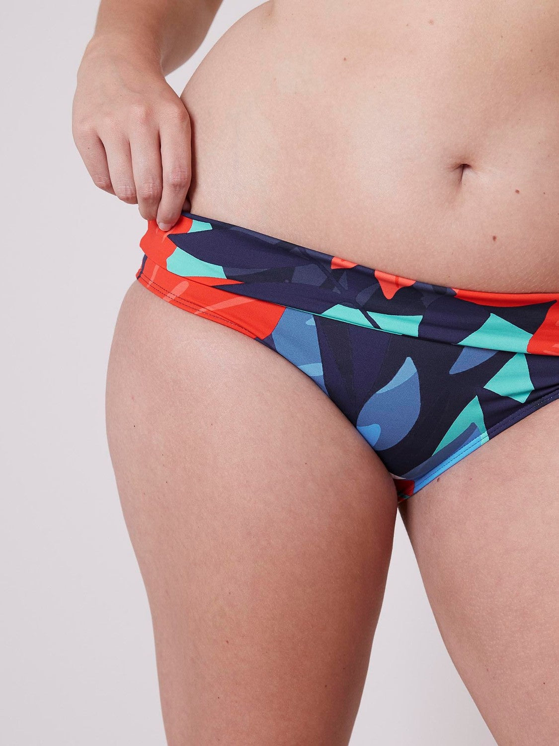 Bikini-Slip mit hohem Bund. - Tiefseeblau
